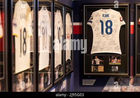 EDITORIALE SOLO debutto Inghilterra Shirt (Inghilterra contro Lituania 2015) al lancio della nuova mostra "Harry Kane: Voglio giocare a calcio" al Museo di Londra. Data foto: Venerdì 20 maggio 2022. Foto Stock