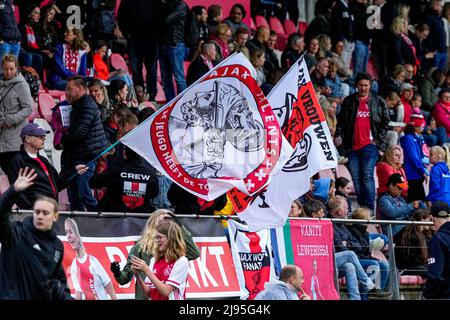 Amsterdam, Paesi Bassi. 20th maggio 2022. AMSTERDAM, PAESI BASSI - MAGGIO 20: I sostenitori di AJAX Vrouwen prima della partita olandese pure Energie Eredivie Vrouwen tra Ajax e FC Twente allo Sportpark De Toekomst il 20 maggio 2022 ad Amsterdam, Paesi Bassi (Foto di Patrick Goosen/Orange Pictures) Credit: Orange Pics BV/Alamy Live News Foto Stock