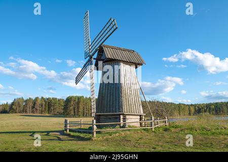 Primo piano vecchio mulino a vento in legno in un giorno di maggio soleggiato. Mikhailovskoye, Pushkinskiye Gory. Regione di Pskov, Russia Foto Stock