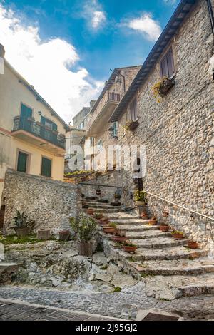 Il piccolo borgo di Tolfa, in Lazio. Uno sguardo della città con le sue vecchie case in pietra e mattoni e vicoli acciottolati. Foto Stock