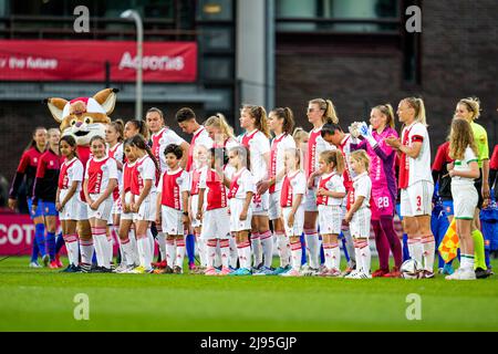 Amsterdam, Paesi Bassi. 20th maggio 2022. AMSTERDAM, PAESI BASSI - MAGGIO 20: I giocatori AJAX Vrouwen prima della partita olandese pure Energie Eredivie Vrouwen tra Ajax e FC Twente allo Sportpark De Toekomst il 20 maggio 2022 ad Amsterdam, Paesi Bassi (Foto di Patrick Goosen/Orange Pictures) Credit: Orange Pics BV/Alamy Live News Foto Stock