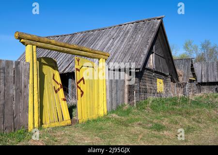 LOSKOVSKOE, RUSSIA - 09 MAGGIO 2022: In un villaggio pagano abbandonato. Un frammento del suo antico villaggio costruito per le riprese. Cinema villaggio di Loskovitsy. PSK Foto Stock