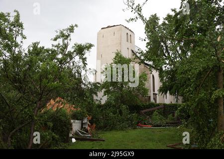 Lippstadt, Germania. 20th maggio 2022. La guglia della chiesa cattolica di San Clemente a Hellinghausen vicino Lippstadt è completamente distrutta e si trova di fronte alla chiesa. Un presunto tornado ha causato danni enormi a Lippstadt il venerdì pomeriggio. Credit: Friso Gentsch/dpa/Alamy Live News Foto Stock