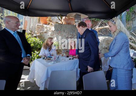 Napoli, Italia. 20th maggio 2022. Napoli, Silvio Berlusconi per il pranzo al Ristorante da Cicciotto di Marechiaro con il compagno Marta Fascina. Forza Italia il presidente Silvio Berlusconi con il partner Marta Fascina arriva al ristorante da Cicciotto di Marechiaro per una pausa dai lavori dell'assemblea nazionale degli Azzurri. Credit: Independent Photo Agency/Alamy Live News Foto Stock