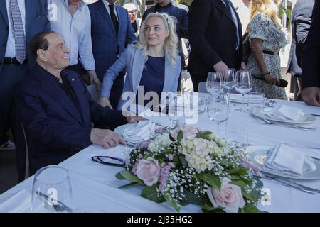 Napoli, Italia. 20th maggio 2022. Napoli, Silvio Berlusconi per il pranzo al Ristorante da Cicciotto di Marechiaro con il compagno Marta Fascina. Forza Italia il presidente Silvio Berlusconi con il partner Marta Fascina arriva al ristorante da Cicciotto di Marechiaro per una pausa dai lavori dell'assemblea nazionale degli Azzurri. Credit: Independent Photo Agency/Alamy Live News Foto Stock