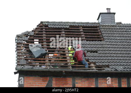 Lippstadt, Germania. 20th maggio 2022. Le persone ispezionano i danni al tetto. Un presunto tornado ha causato danni enormi a Lippstadt il venerdì pomeriggio. Credit: Friso Gentsch/dpa/Alamy Live News Foto Stock