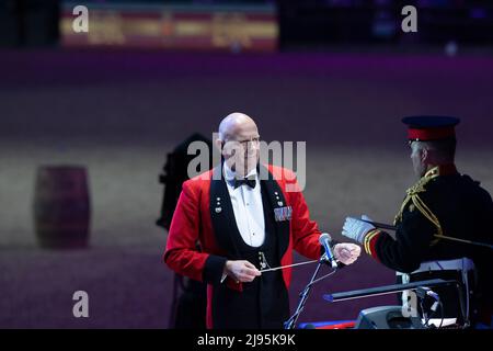 Direttore principale della musica, Royal Marines, tenente colonnello Jason Burcham RM. Gli ospiti sono stati entusiasti di assistere alla celebrazione del Platinum Jubilee questa sera alla presenza della Principessa reale nel parco privato del Castello di Windsor. 500 cavalli e 1.300 partecipanti da tutto il Commonwealth e il mondo hanno preso parte all'evento teatrale intitolato A Gallop Through History per celebrare il Regno di sua Maestà la Regina Foto Stock