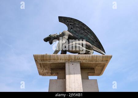 Primo piano di una gargoyle sul Puente del Reino, di fronte alla Città delle Arti e delle Scienze, Valencia, Spagna. Foto Stock