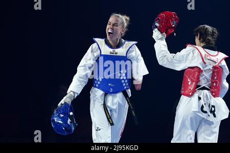 La Gran Bretagna Beth Munro (a sinistra) festeggia dopo aver vinto la finale Para/K44 -65kg contro Turkeys Cecil Er, durante il secondo giorno dei Campionati europei di Taekwondo 2022 alla Manchester Regional Arena, Manchester. Data foto: Venerdì 20 maggio 2022. Foto Stock