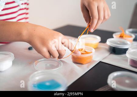 Le bambine scolpiscono le figurine di artigianato da aria plastilina, modeling pasta.Online lezioni in tablet. Creatività dei bambini,hobby,attività di sviluppo,t Foto Stock