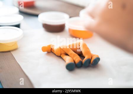 Le bambine scolpiscono le figurine di artigianato da aria plastilina, modeling pasta.Online lezioni in tablet. Creatività dei bambini,hobby,attività di sviluppo,t Foto Stock