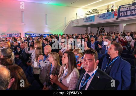 Napoli, Campania, Italia. 20th maggio 2022. 20/05/2022 Napoli, alla Mostra DÃOltremare di questa mattina la conferenza forza Italia ''l'Italia del futuro, la forza che unisce'' ha dato origine a molte personalità nazionali ed europee presenti e domani ci sarà la presenza del leader Silvio Berlusconi. (Credit Image: © Fabio Sasso/ZUMA Press Wire) Credit: ZUMA Press, Inc./Alamy Live News Foto Stock