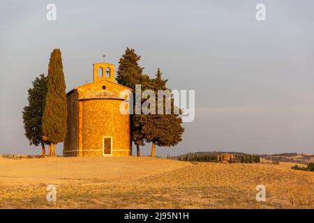 La bella Cappella toscana della Madonna di Vitaleta all'alba Foto Stock