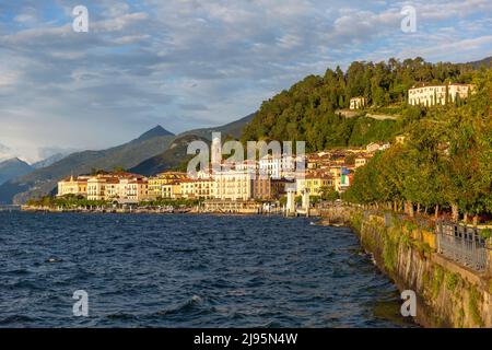 Bellagio sul Lago di Como nella bella luce notturna Foto Stock