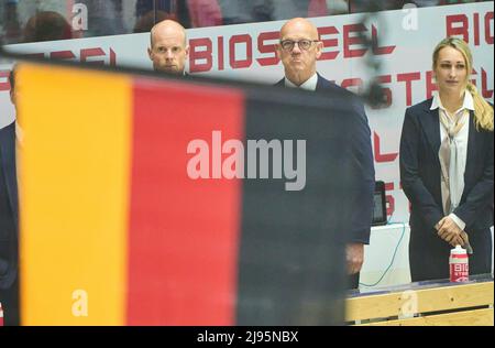 DEB National coach, headcoach, team manager, Bundestrainer, toni Söderholm, Soederholm di Germania Tom Rowe (65, Cheftrainer Nürnberg Icetigers), allenatore di assistenza Jessica Campbell di Germania, nella partita GERMANIA - ITALIA 9-4 del Campionato DEL MONDO IIHF DI HOCKEY SU GHIACCIO Gruppo B a Helsinki, Finlandia, 20 maggio 2022, Stagione 2021/2022 © Peter Schatz / Alamy Live News Foto Stock