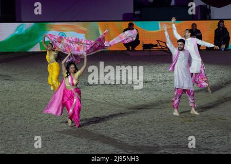 I ballerini della Bollywood Company. Gli ospiti sono stati entusiasti di assistere alla celebrazione del Platinum Jubilee questa sera alla presenza della Principessa reale nel parco privato del Castello di Windsor. 500 cavalli e 1.300 partecipanti da tutto il Commonwealth e il mondo hanno preso parte all'evento teatrale intitolato A Gallop Through History per celebrare il Regno di sua Maestà la Regina Foto Stock