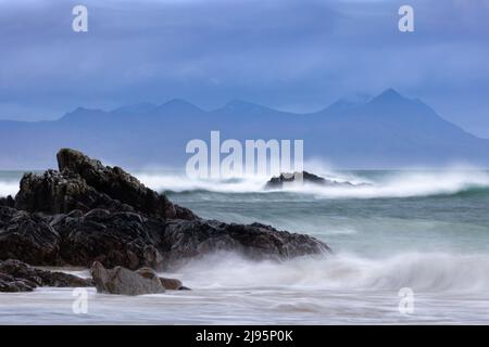 Onde che si infrangono sulla spiaggia a Mellon Udrigle, con ben More Coigach Beyond, Wester Ross, Scozia, Regno Unito Foto Stock