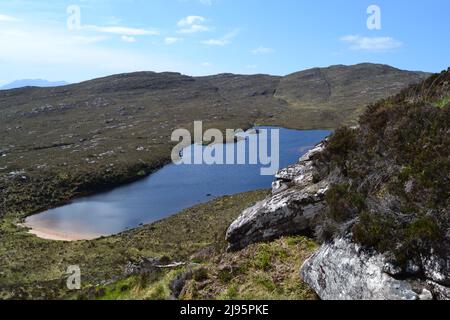 Un lachlan con spiaggia sotto ben Mor Coigach un'alta cresta a nord di Ullapool in Ross & Cromarty/Assynt con vista lontano dei paesaggi a sud-ovest Foto Stock