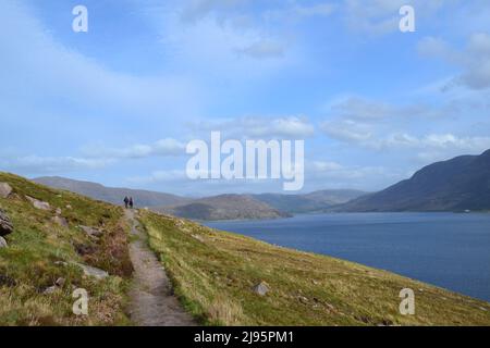 Little Loch Bloom in Scozia NW, Ross & Cromarty, dominato dalle montagne Sail Mhor e più gigante un Teallach. Metà maggio. Splendido paesaggio tranquillo Foto Stock