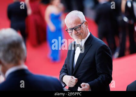 Cannes, Francia. 20th maggio 2022. Il capo del Festival di Cannes Thierry Fremaux suona la chitarra aerea su Born to Run di Bruce Springsteen durante la proiezione di 'tremila anni di desiderio (Trois Mille Ans A T'attendre)' durante il festival annuale del cinema di Cannes 75th al Palais des Festivals il 20 maggio 2022 a Cannes, Francia. Photo by David Boyer/ABACAPRESS.COM Credit: Abaca Press/Alamy Live News Foto Stock