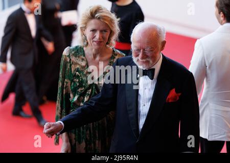 Cannes, Francia. 20th maggio 2022. Nicolas Seydoux, sua moglie e il capo del Festival di Cannes Thierry Fremaux suona la chitarra aerea su Born to Run di Bruce Springsteen durante la proiezione di "tremila anni di desiderio (Trois Mille Ans A T'attendre)" durante il festival annuale del cinema di Cannes 75th al Palais des Festivals il 20 maggio, 2022 a Cannes, Francia. Photo by David Boyer/ABACAPRESS.COM Credit: Abaca Press/Alamy Live News Foto Stock