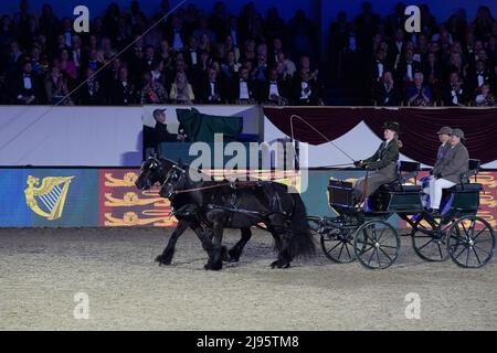 Lady Louise Windsor guida orgogliosamente la carrozza e cadde pony appartenenti al suo nonno, il duca di Edimburgo. Gli ospiti sono stati entusiasti di assistere alla celebrazione del Platinum Jubilee questa sera alla presenza della Principessa reale nel parco privato del Castello di Windsor. 500 cavalli e 1.300 partecipanti da tutto il Commonwealth e il mondo hanno preso parte all'evento teatrale intitolato A Gallop Through History per celebrare il Regno di sua Maestà la Regina Foto Stock