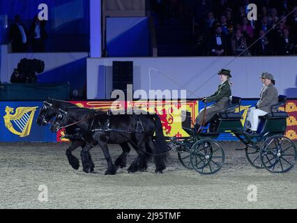 Lady Louise Windsor guida orgogliosamente la carrozza e cadde pony appartenenti al suo nonno, il duca di Edimburgo. Gli ospiti sono stati entusiasti di assistere alla celebrazione del Platinum Jubilee questa sera alla presenza della Principessa reale nel parco privato del Castello di Windsor. 500 cavalli e 1.300 partecipanti da tutto il Commonwealth e il mondo hanno preso parte all'evento teatrale intitolato A Gallop Through History per celebrare il Regno di sua Maestà la Regina Foto Stock