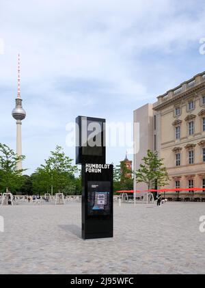 Berlino, Germania, 20 maggio 2022, Tabellone del Forum Humboldt con il castello di Berlino, la torre della televisione e il municipio rosso sullo sfondo Foto Stock