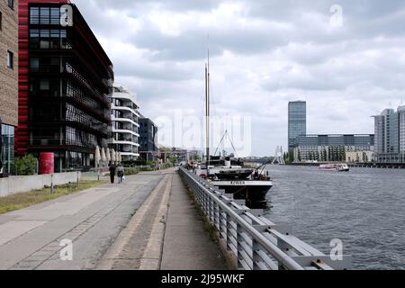 Berlino, Germania, 14 maggio 2022, vista sul fiume Sprea in direzione di Elsenbrucke e Allianzturm sotto il cielo nuvoloso Foto Stock