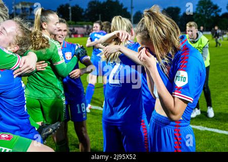 Amsterdam, Paesi Bassi. 20th maggio 2022. AMSTERDAM, PAESI BASSI - MAGGIO 20: FC Twente Vrouwen giocatori felici dopo la partita olandese pure Energie Eredivie Vrouwen tra Ajax e FC Twente allo Sportpark De Toekomst il 20 maggio 2022 ad Amsterdam, Paesi Bassi (Foto di Patrick Goosen/Orange Pictures) Credit: Orange Pics BV/Alamy Live News Foto Stock