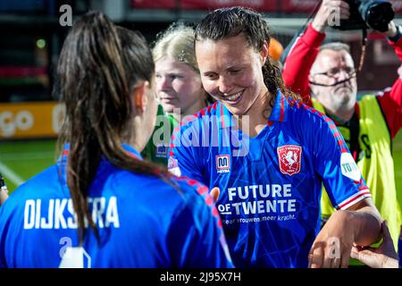 Amsterdam, Paesi Bassi. 20th maggio 2022. AMSTERDAM, PAESI BASSI - MAGGIO 20: FC Twente Vrouwen giocatori felici dopo la partita olandese pure Energie Eredivie Vrouwen tra Ajax e FC Twente allo Sportpark De Toekomst il 20 maggio 2022 ad Amsterdam, Paesi Bassi (Foto di Patrick Goosen/Orange Pictures) Credit: Orange Pics BV/Alamy Live News Foto Stock