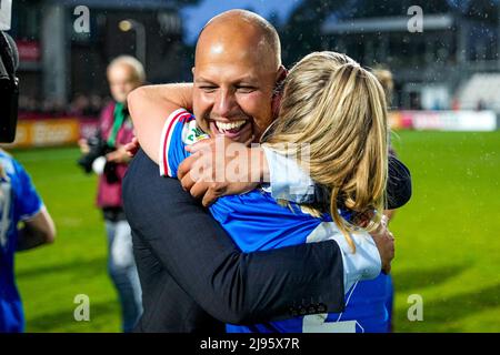 Amsterdam, Paesi Bassi. 20th maggio 2022. AMSTERDAM, PAESI BASSI - MAGGIO 20: FC Twente Vrouwen giocatori felici dopo la partita olandese pure Energie Eredivie Vrouwen tra Ajax e FC Twente allo Sportpark De Toekomst il 20 maggio 2022 ad Amsterdam, Paesi Bassi (Foto di Patrick Goosen/Orange Pictures) Credit: Orange Pics BV/Alamy Live News Foto Stock