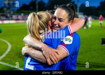 Amsterdam, Paesi Bassi. 20th maggio 2022. AMSTERDAM, PAESI BASSI - MAGGIO 20: FC Twente Vrouwen giocatori felici dopo la partita olandese pure Energie Eredivie Vrouwen tra Ajax e FC Twente allo Sportpark De Toekomst il 20 maggio 2022 ad Amsterdam, Paesi Bassi (Foto di Patrick Goosen/Orange Pictures) Credit: Orange Pics BV/Alamy Live News Foto Stock