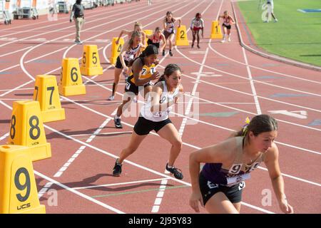 Austin Texas USA, 13 maggio 2022: Inizio delle ragazze 2A 800 metri corsa al Texas state High School Track Championships. ©Bob Daemmrich Foto Stock