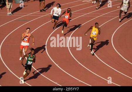 Austin Texas USA, 13 maggio 2022: Inizio dei ragazzi 4X200 metri relè in Classe 5A al Texas state High School track Championships. ©Bob Daemmrich Foto Stock