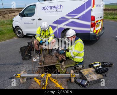 Ingegneri di telecomunicazioni che lavorano fuori su linee telefoniche sotterranee, Finstown, Orkney continentale, Scozia. Foto Stock