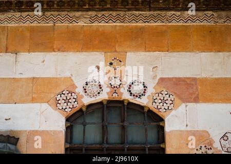 Damasco, Siria - Maggio, 2022: Dettaglio decorazione mosaico in pietra miliare storica, al Azem Palazzo di Damasco, Siria Foto Stock