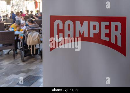 Manacor, Spagna; maggio 14 2022: Manifesto pubblicitario della multinazionale di calzature Camper, in una piazza centrale nella città di Mallorcan di Manacor, Spagna Foto Stock