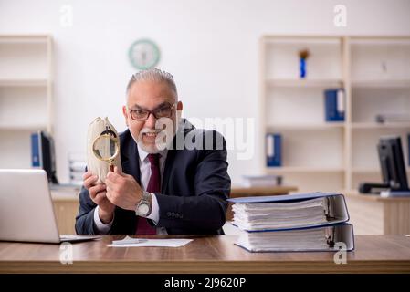 Vecchio dipendente in concetto di remunerazione Foto Stock
