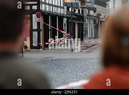 Lippstadt, Germania. 20th maggio 2022. La zona pedonale è stata cordonata con nastro flutter. Un presunto tornado ha causato danni enormi a Lippstadt il venerdì pomeriggio. Credit: Friso Gentsch/dpa/Alamy Live News Foto Stock