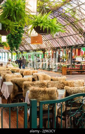 Gramado, Brasile - Circa Aprile 2022: Una vista dei ristoranti all'interno della popolare strada coperta di Gramado Foto Stock