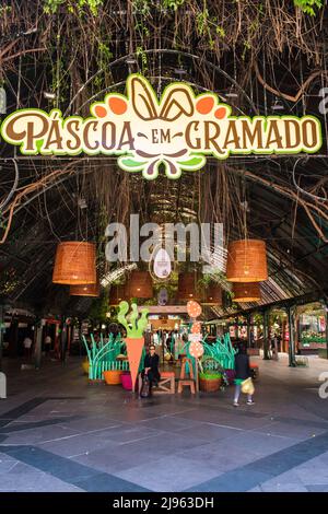 Gramado, Brasile - Circa Aprile 2022: Decorazioni pasquali nella popolare strada coperta (galleria commerciale) di Gramado Foto Stock