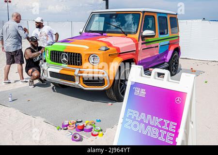 Miami Beach Florida, evento gratuito FTX Off the Grid, evento di corse Race Weekend Grand Prix Formula uno 1 F1, vettura d'arte Frankie Zombie Artist Mercedes Foto Stock