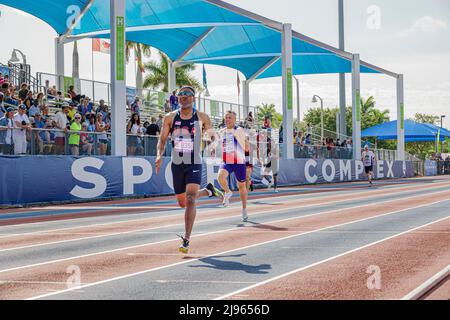 Fort ft. Lauderdale Florida, Ansin Sports Complex Track & Field National Senior Games, Black man men runner runners running competing competitors racing Foto Stock