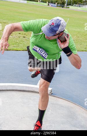 Fort ft. Lauderdale Florida, Ansin Sports Complex Track & Field National Senior Games, uomo maschile concorrente competere tiro messo Foto Stock