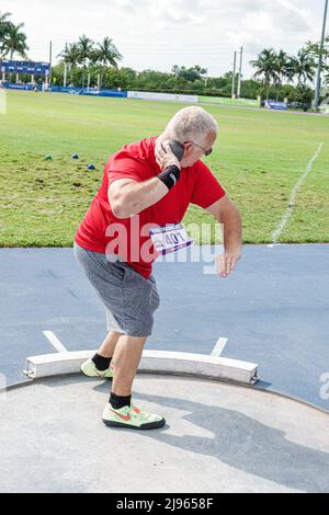 Fort ft. Lauderdale Florida, Ansin Sports Complex Track & Field National Senior Games, uomo maschile concorrente competere tiro messo Foto Stock