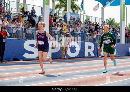 Fort ft. Lauderdale Florida, Ansin Sports Complex Track & Field National Senior Games, donne anziane runner concorrenti in corsa 100m 1 Foto Stock