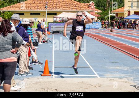 Fort ft. Lauderdale Florida, Ansin Sports Complex Track & Field National Senior Games, uomo maschio salto concorrenza concorrente salto Foto Stock