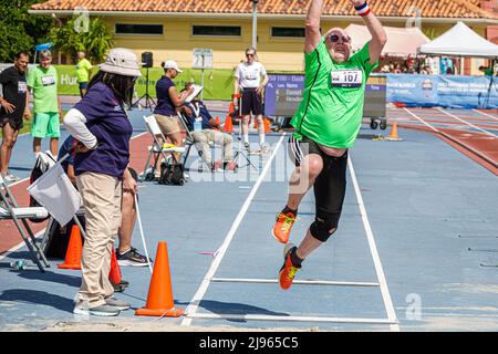 Fort ft. Lauderdale Florida, Ansin Sports Complex Track & Field National Senior Games, uomo maschio salto concorrenza concorrente salto Foto Stock