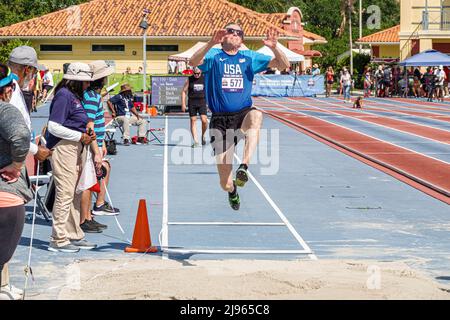 Fort ft. Lauderdale Florida, Ansin Sports Complex Track & Field National Senior Games, uomo maschio salto concorrenza concorrente salto Foto Stock